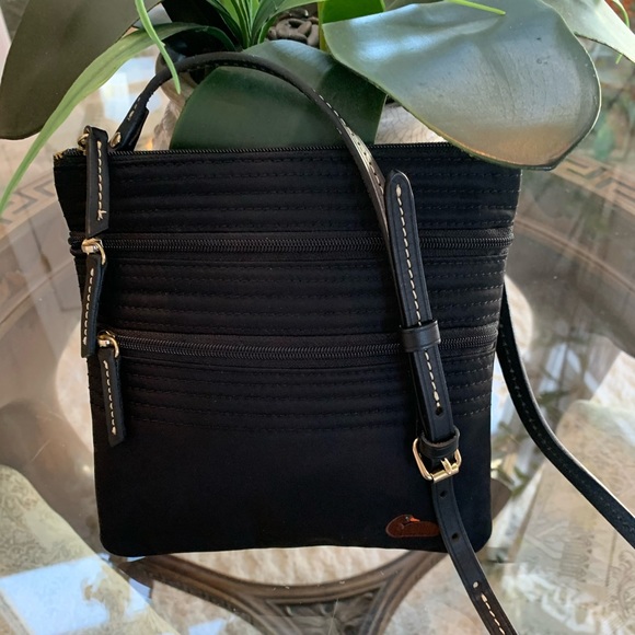 Dooney & Bourke Handbags - DOONEY & BOURKE NYLON BAG WITH DUCK LOGO! 🖤💗
